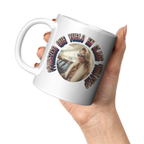 Parezco_que_vuelo_en_clase_turista_Be_11oz_White_LH_Model_Mockup.png